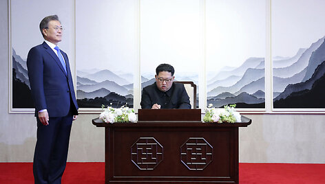 &Scaron;iaurės ir Pietų Korėjos lyderiai: Kim Jong Unas ir Moon Jae-inas 