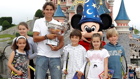 Rafaelis Nadalis po triumfo &bdquo;French Open&ldquo; apsilankė Disneylande