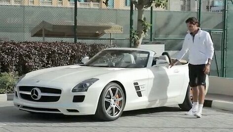 Rogeris Federeris prie &bdquo;Mercedes-Benz SLS AMG Roadster&ldquo;