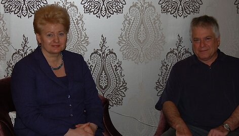 Dalia Grybauskaitė perka &scaron;ilką Čikagoje, de&scaron;inėje &ndash; parduotuvės savininkas Richardas Schneideris