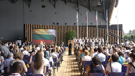 Lietuviai &bdquo;EXPO&ldquo; parodoje lankytojus vilioja maistu: &scaron;akočiais, sūriu, cepelinais