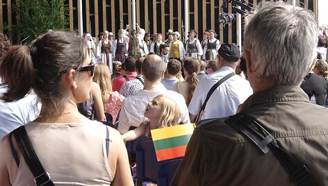 Lietuviai &bdquo;EXPO&ldquo; parodoje lankytojus vilioja maistu: &scaron;akočiais, sūriu, cepelinais