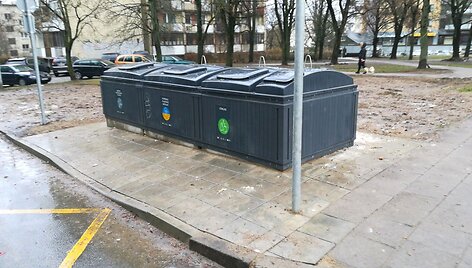 Konteineriai Antakalnio g. 80 trečiadienio rytą