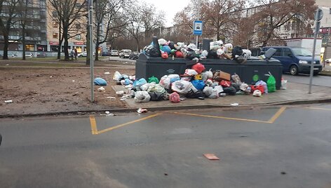 Konteineriai Antakalnio g. 80 trečiadienio rytą