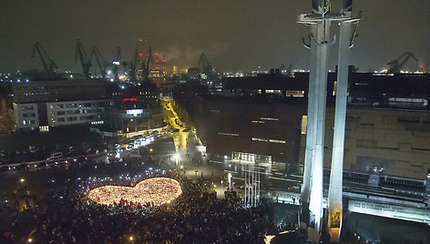 Širdis iš žvakių nužudytam Gdansko merui Pawelui Adamowicziui