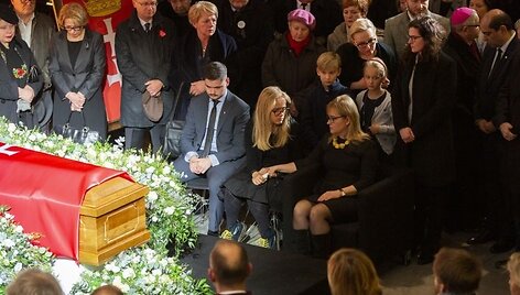 Nužudyto mero Pawelo Adamowicziaus na&scaron;lė Magda ir dukra Antonina