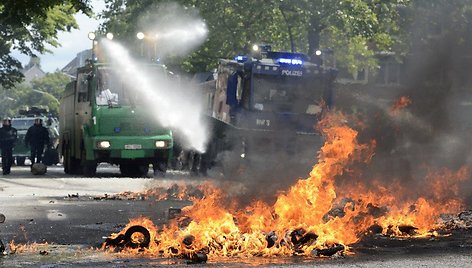 Neramumų metu Hamburgo gatvėse liepsnojo automobiliai.