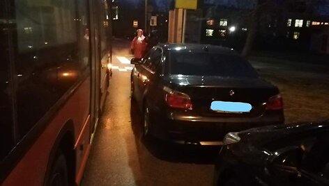 Dėl stovinčio automobilio autobusas negalėjo pravažiuoti Taikos g.