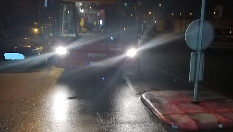 Dėl stovinčio automobilio autobusas negalėjo pravažiuoti Taikos g.