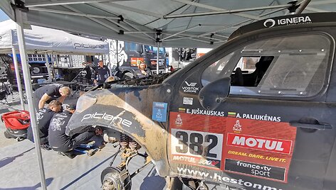 &bdquo;Heston MRO Team Pitlane&ldquo; komanda per laisvadienį tvarko degusį automobilį