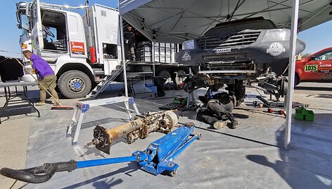 &bdquo;Heston MRO Team Pitlane&ldquo; komanda per laisvadienį tvarko degusį automobilį