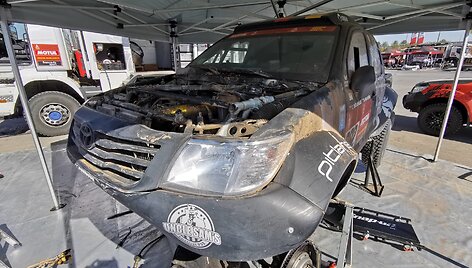 &bdquo;Heston MRO Team Pitlane&ldquo; komanda per laisvadienį tvarko degusį automobilį