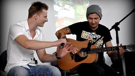 Mažylius linksmino muzikantai: dainininkas Justinas Lapatinskas ir gitaristas Viktoras Jonu&scaron;is.