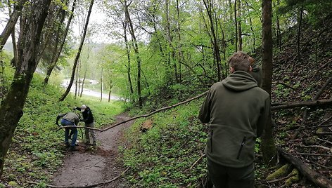 Pavilnių ir Verkių regioninių parkų darbuotojai užtveria takus kalnų dviratininkams.