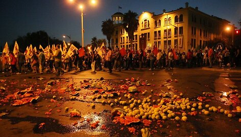 Po neramumų miesto gatvės buvo nuklotos arbūzais ir obuoliais.