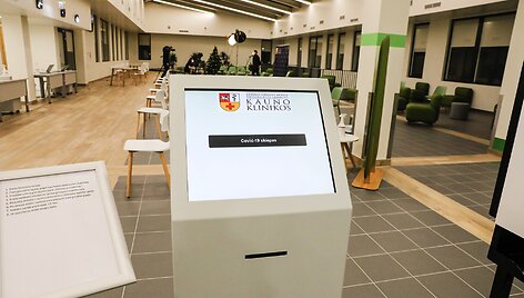 Kauno klinikose prasidėjo darbuotojų skiepijimas COVID-19 vakcina.