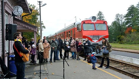 Traukiniai pasitikti skambant muzikai