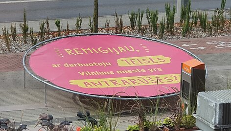 Piketuojantys VVT darbuotojai sustatė originalius plakatus