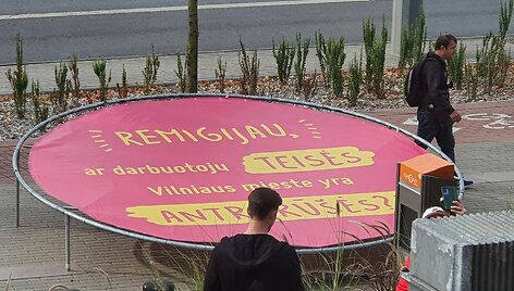 Piketuojantys VVT darbuotojai sustatė originalius plakatus