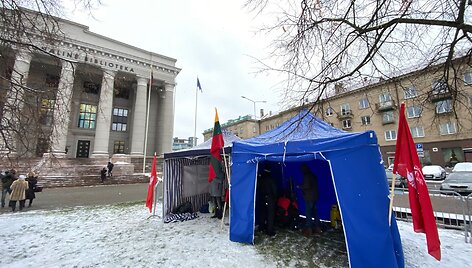 Protestas prie Seimo dėl mokamo testavimo, galimybių paso