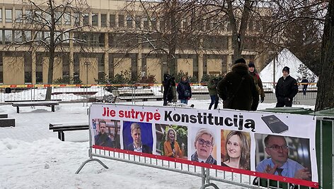 Protestas prie Seimo dėl mokamo testavimo, galimybių paso