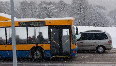 Vilniaus autobusai pirmadienį vėlavo, bet važiavo.