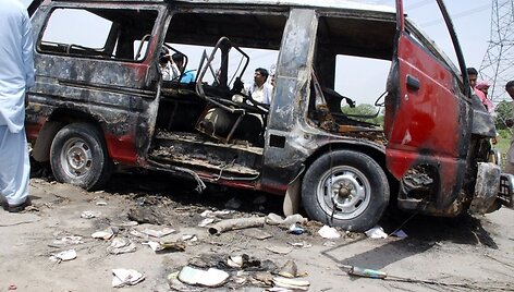 Pakistane sprogo vaikus vežusio autobuso degalų bakas, žuvo 17 vaikų