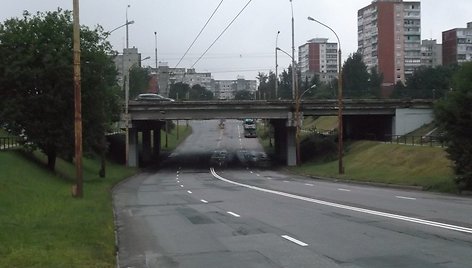 Moksleivės išpaišė viaduko atramas.