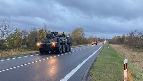 Lietuvos ir sąjungininkų kariai nuo pat ryto intensyviai tęsia judėjimą į Gen. Silvestro Žukausko poligoną Pabradėje.