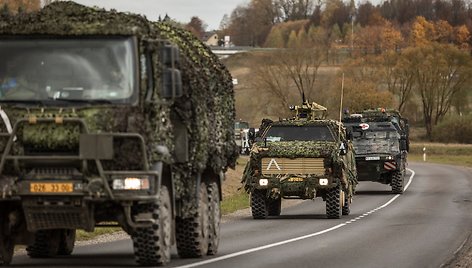 Lietuvos ir sąjungininkų kariai nuo pat ryto intensyviai tęsia judėjimą į Gen. Silvestro Žukausko poligoną Pabradėje.