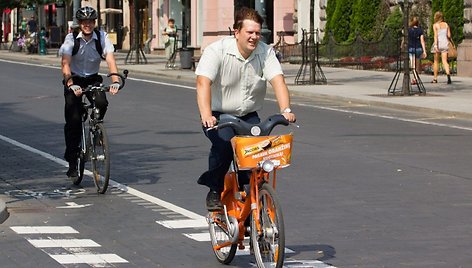 Oranžiniais dviračiais važinėjasi ir dviratininkai, ir net gyvūnai.