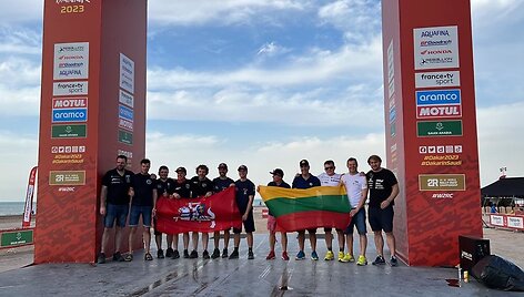 Visi lietuviai ant Dakaro pradžios podiumo