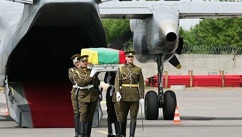 Afganistane žuvusio Lietuvos kario A.Jarmalavičiaus palaikų pasitikimo ceremonija Vilniaus oro uoste.