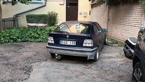 Trukdantys automobiliai Vilniaus Palangos g. kieme