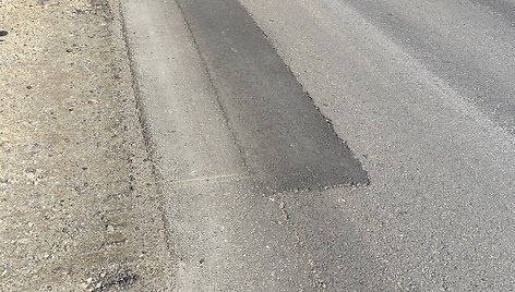 Pernai rudenį asfaltuota Žaliųjų ežerų gatvės dalis neatrodo labai gerai