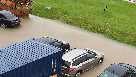 Liūtis užtvindė Kai&scaron;iadorių Parko gatvę