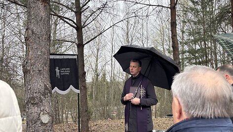 Vieni&scaron;ų žmonių laidotuvės Karveli&scaron;kių kapinėse kovo 31 d.