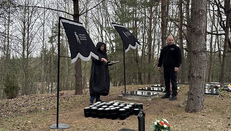 Vieni&scaron;ų žmonių laidotuvės Karveli&scaron;kių kapinėse kovo 31 d.