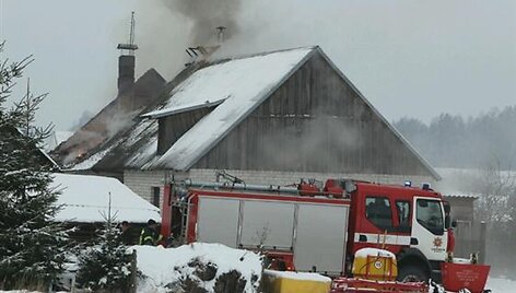 Degė namas Arlavi&scaron;kių kaime