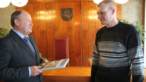Laimingą tėvą (k.) sveikina rajono meras V.Makūnas