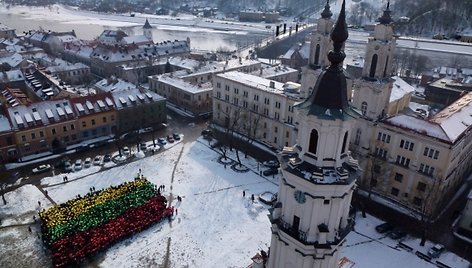 Moksleivai Kauno Rotušės aikštėje sukūrė milžinišką trispalvę