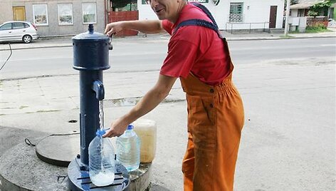 Automobilių meistras R.Milčius i&scaron; vandens kolonėlės per dieną įsipila apie 20 litrų vandens rankoms nusiplauti. 