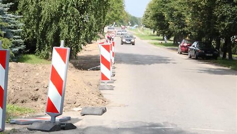 Gėlių gatvėje Ringauduose klojamas &scaron;aligatvis.