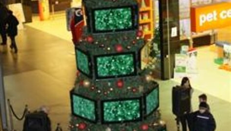 I&scaron; televizorių pagaminta kalėdinė eglė