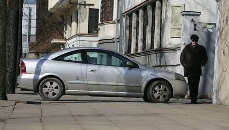 Automobilis ant &scaron;aligatvio