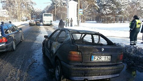 Po susidūrimo su autobusu sudegė automobilis BMW