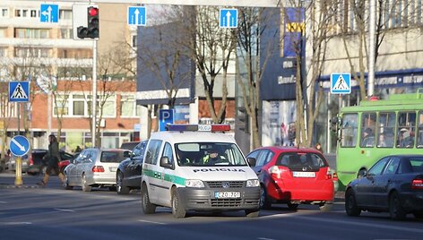 &Scaron;ioje pėsčiųjų perėjoje Kaune partrenkti du dviratininkai