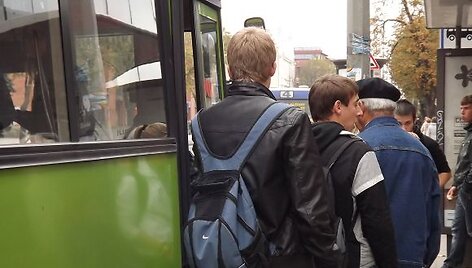 Ne visi keleiviai suspėja įlipti į autobusą sėkmingai. 