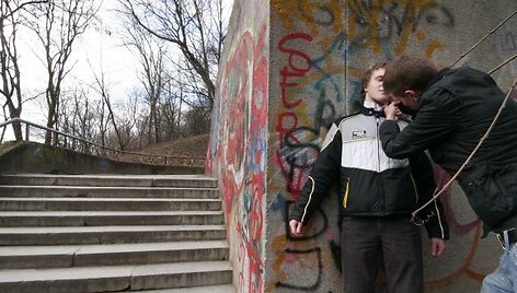 Plė&scaron;ikai i&scaron; devyniolikmečio atėmė mobilųjį telefoną. Asociatyvinė nuotr. 
