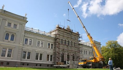 Suniokotos Plungės dvaro rūmų puo&scaron;menos atgims dar &scaron;į rudenį.